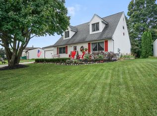 240 Woodlake Dr, Brighton, MI 48116