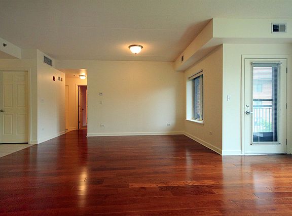 4th image of 875 E 22nd St APT 318