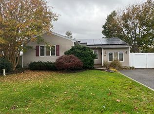 53 Vassar Ln, Hicksville, NY 11801