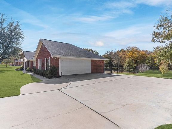 5th image of 1319 Red Oak Cir