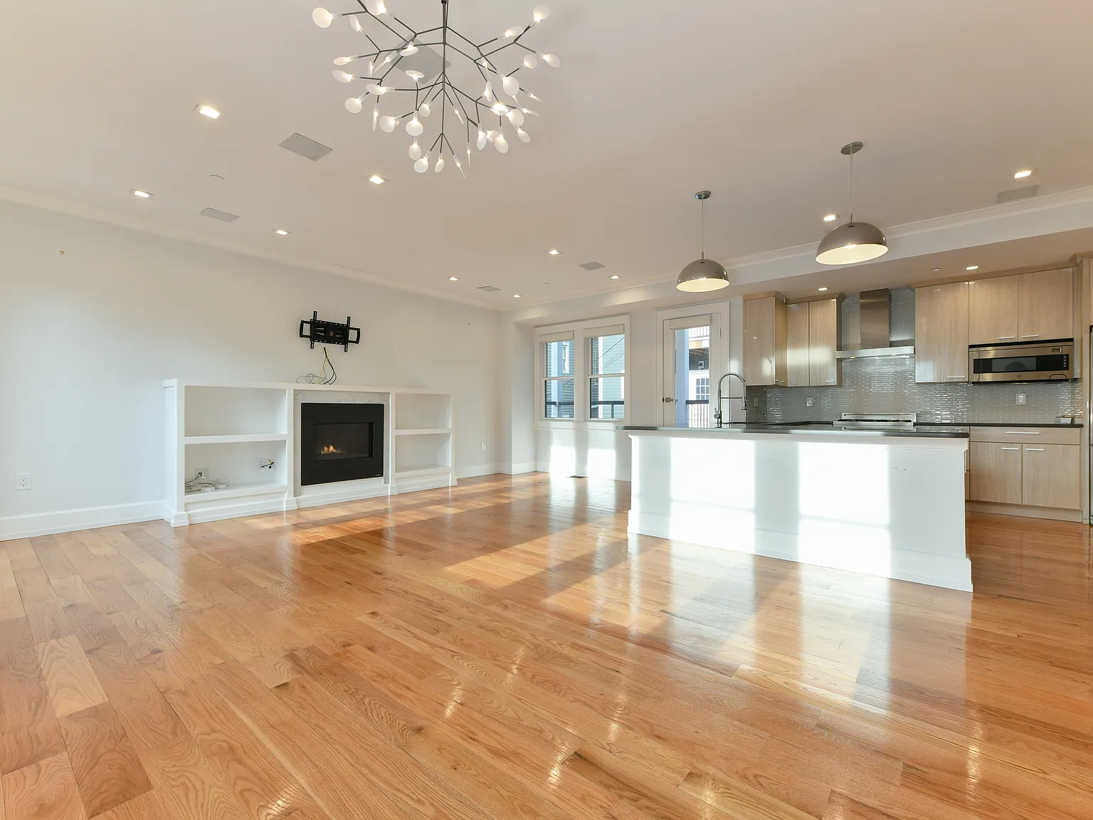 2 bed, 2.5 bath, 1494 sqft, $5,200 — Photo 2