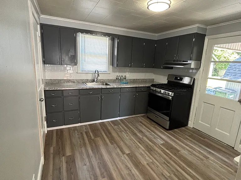 1738 Erie St S #1 — Photo 5