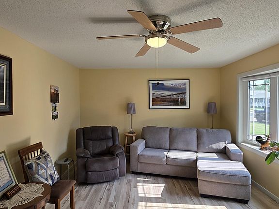 3rd image of 923 7th Ave NW