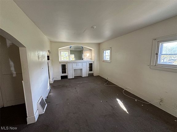 2nd image of 906 Lawton St