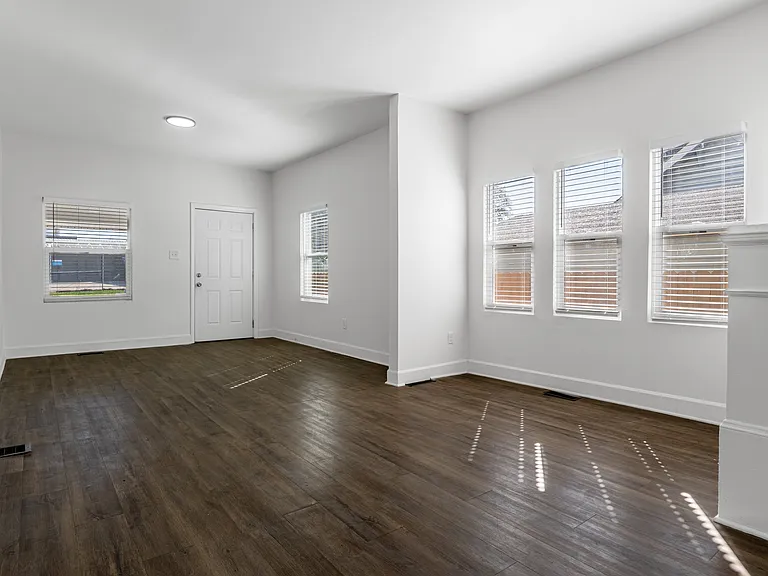 408 E Beecher St — Photo 5
