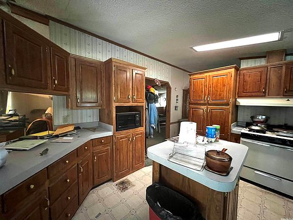 4th image of 70 Justin Dr