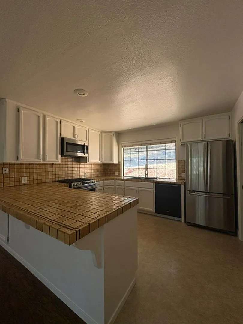 Charming 3-Bed Auburn Retreat on Half-Acre Lot with 3-Car Garage — Photo 3