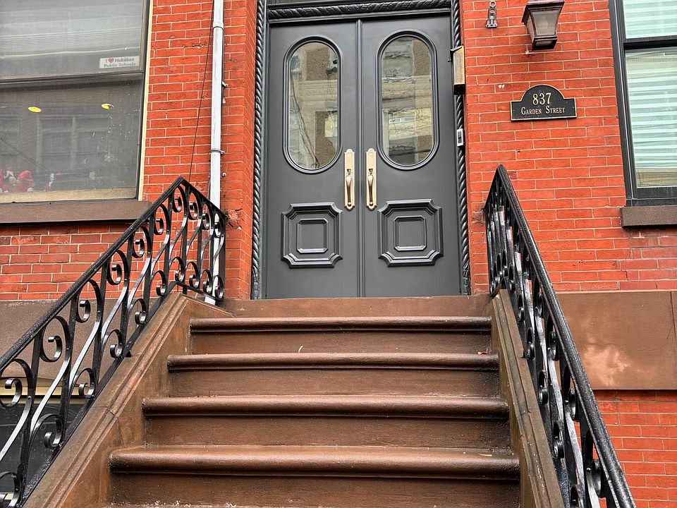 1st image of 837 Garden St #1