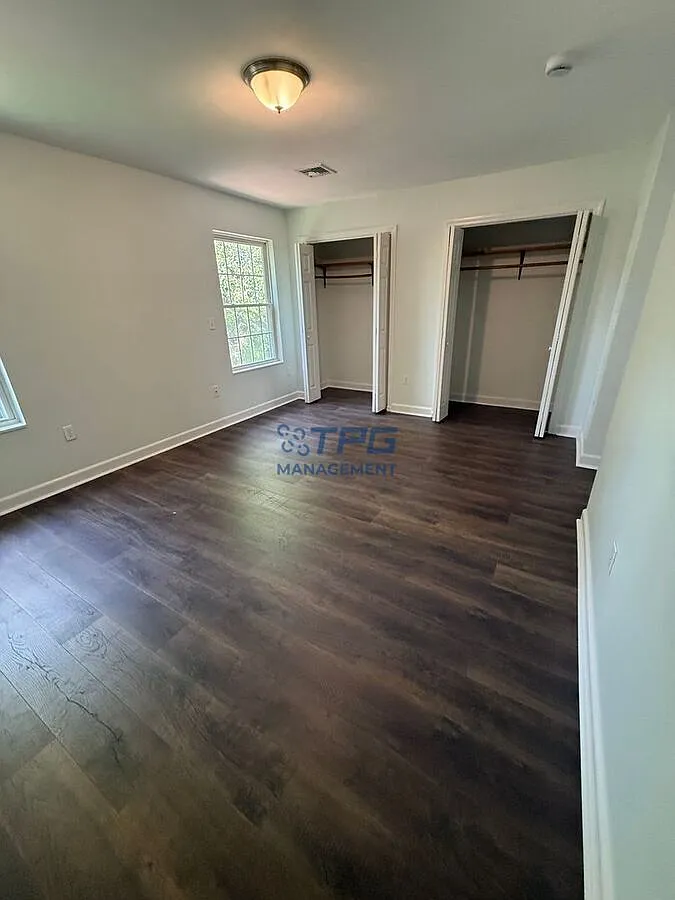 3 bed, 2.0 bath, 1100 sqft, $2,400 — Photo 3