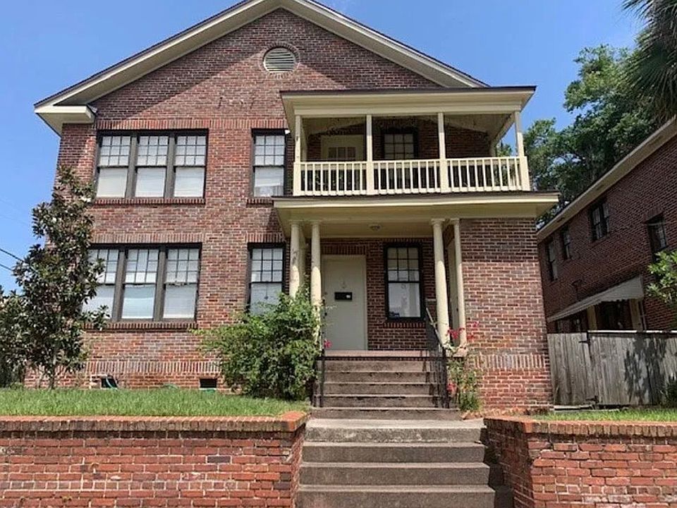 Private entrance in this corner property, quad building. Unit is on the second floor, with balcony facing St. John's River