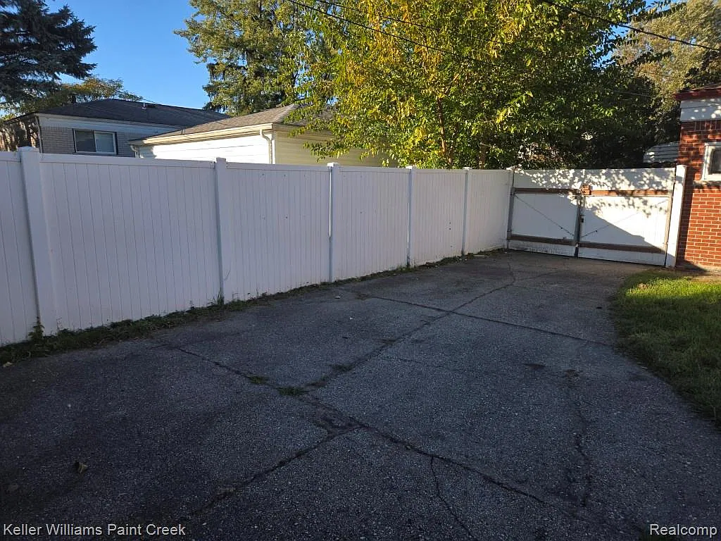 3 bed, 1.5 bath, 1900 sqft, $2,350 — Photo 3