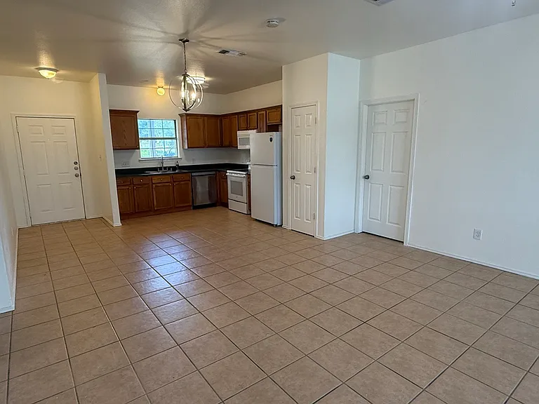 703 1/2 Westchester Rd — Photo 13