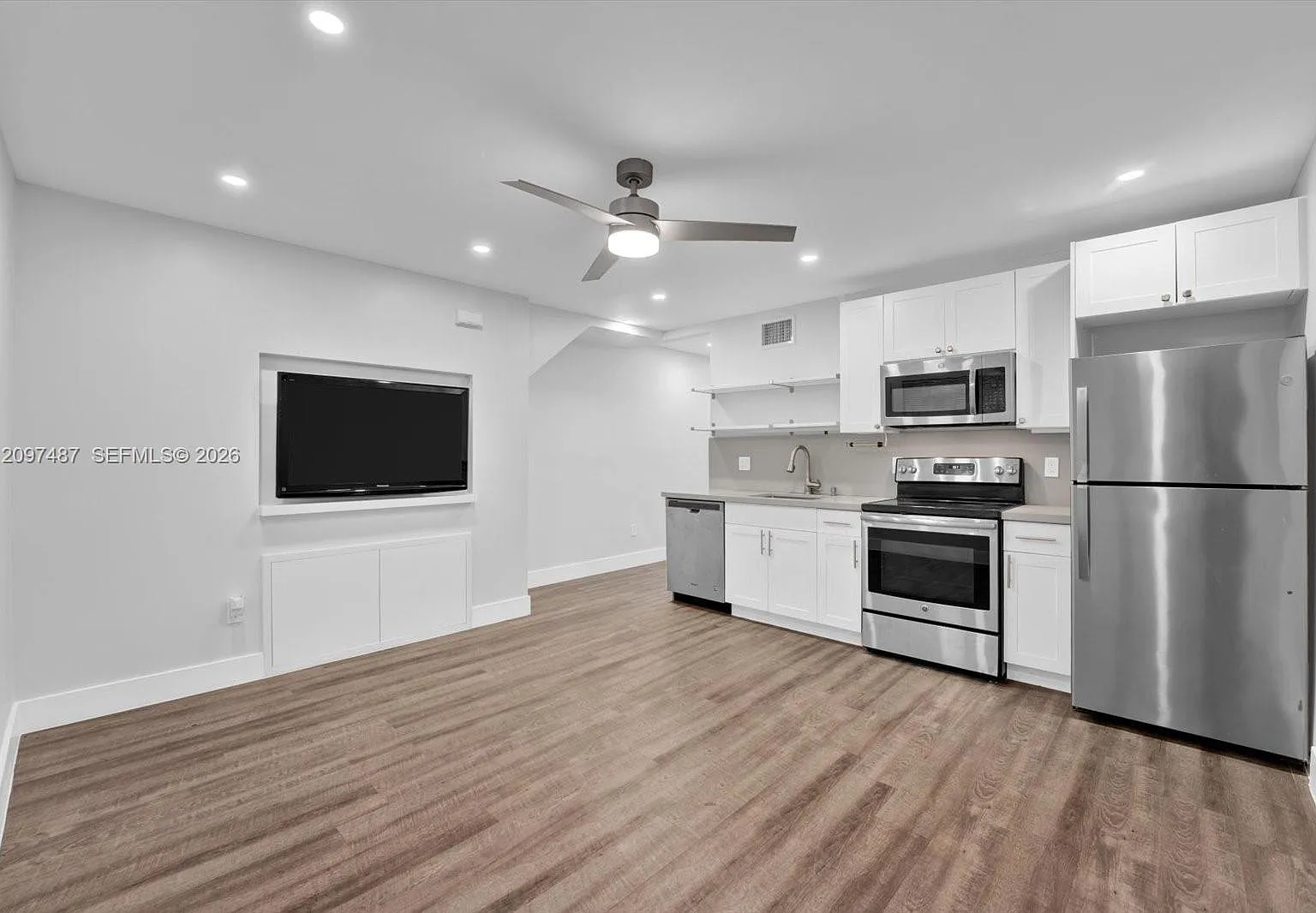 2 bed, 1.0 bath, $2,300 — Photo 3