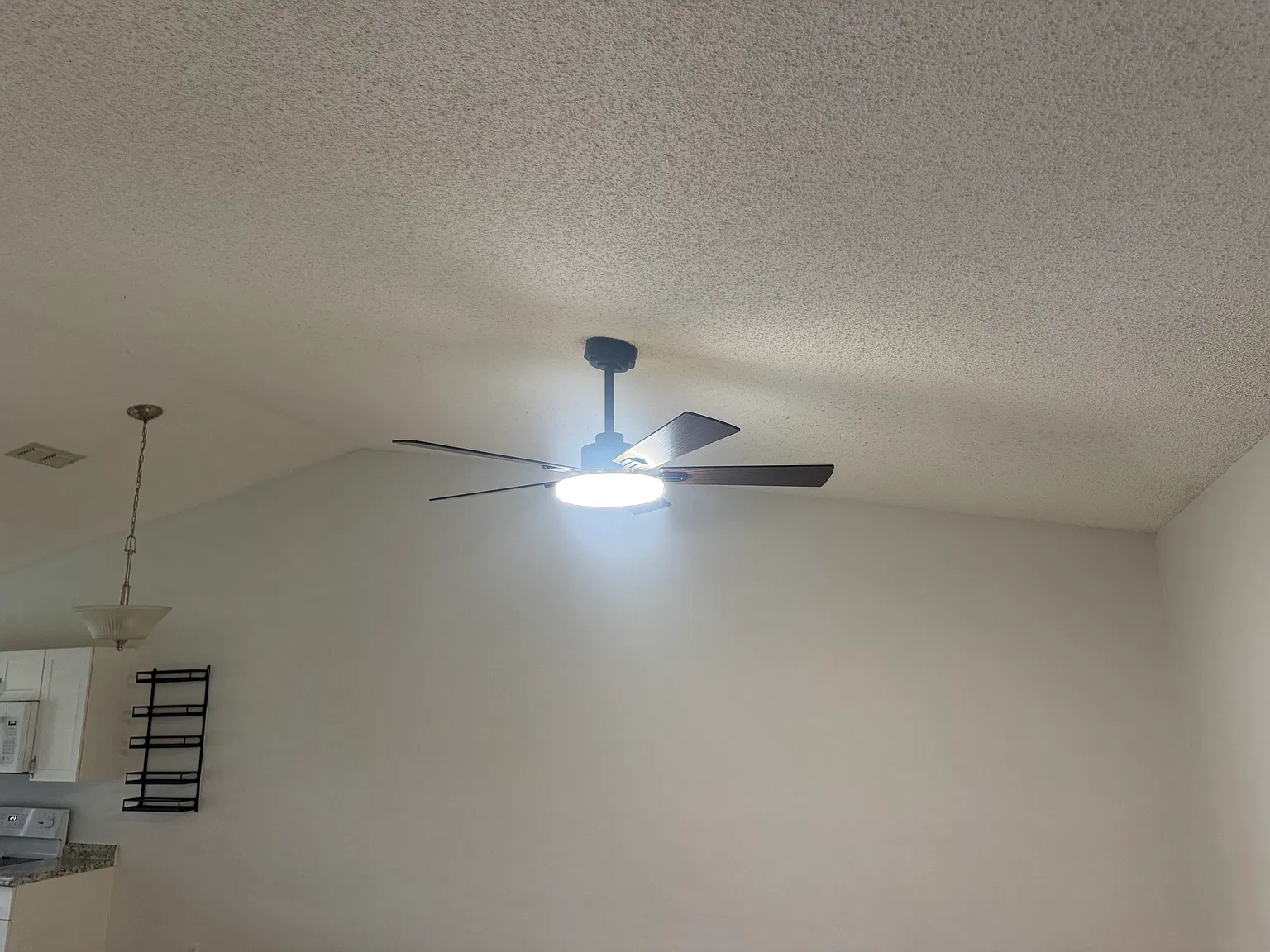 2 bed, 872 sqft, $1,300 — Photo 3