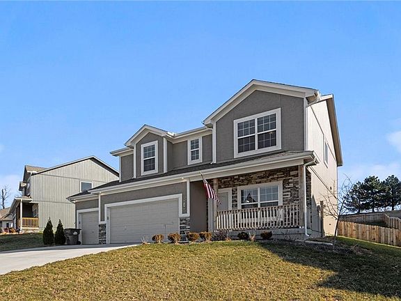3rd image of 829 SE Hillside Cir