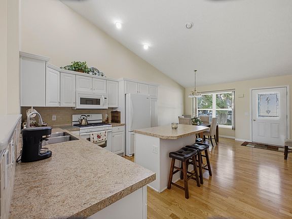 2nd image of 1416 Woodlawn Cmns