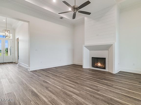 3rd image of 102 Canehaven Blvd
