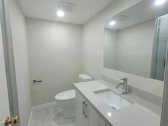 4th image of 39 Candlebrook Cres