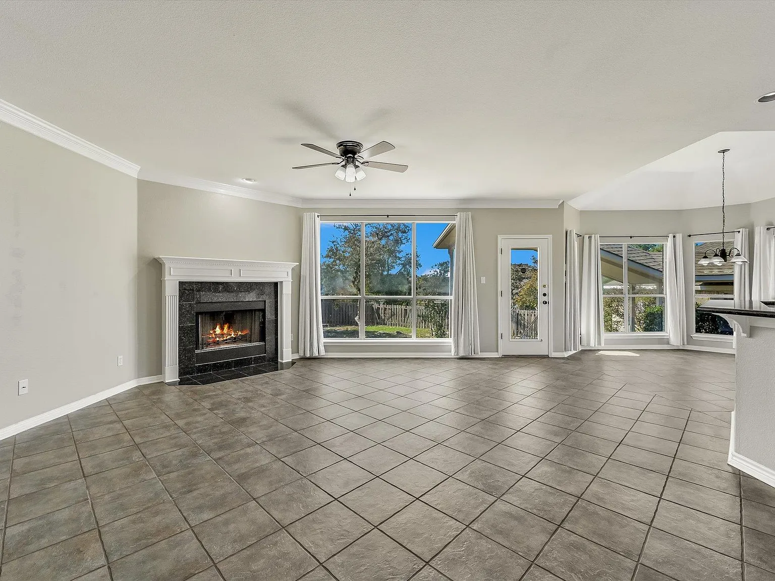 4 bed, 3.5 bath, 3079 sqft, $4,000 — Photo 3