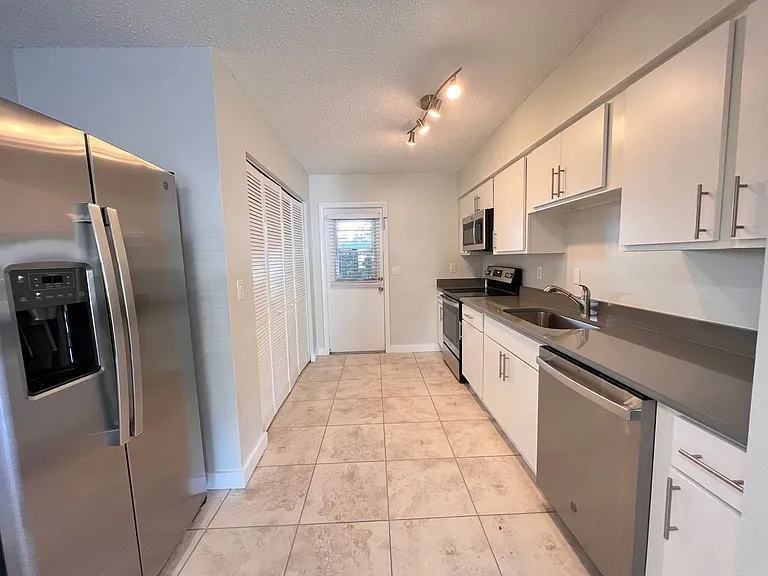 Lakeside Cove Apartments — Photo 16