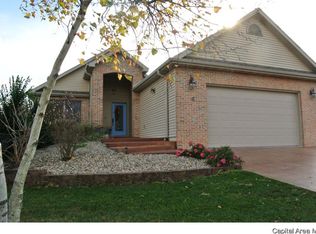 3 Applebee Farms Dr, Jacksonville, IL 62650