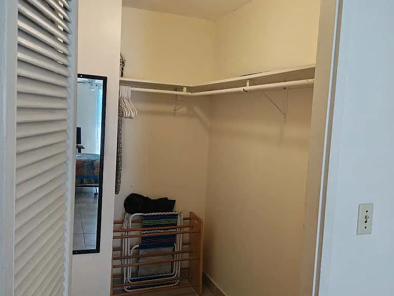 Waikiki Whale Watcher Apartments — Photo 25