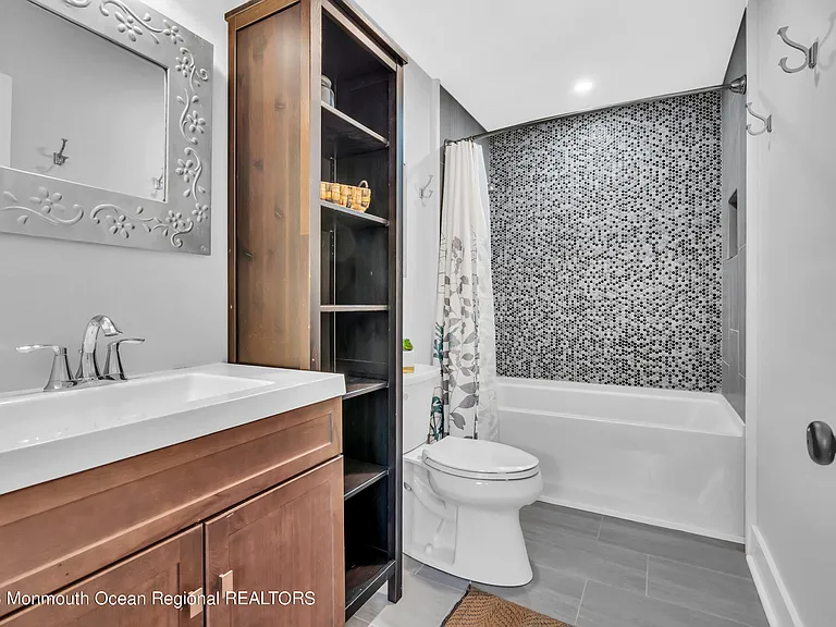 237 Bay Ave — Photo 32