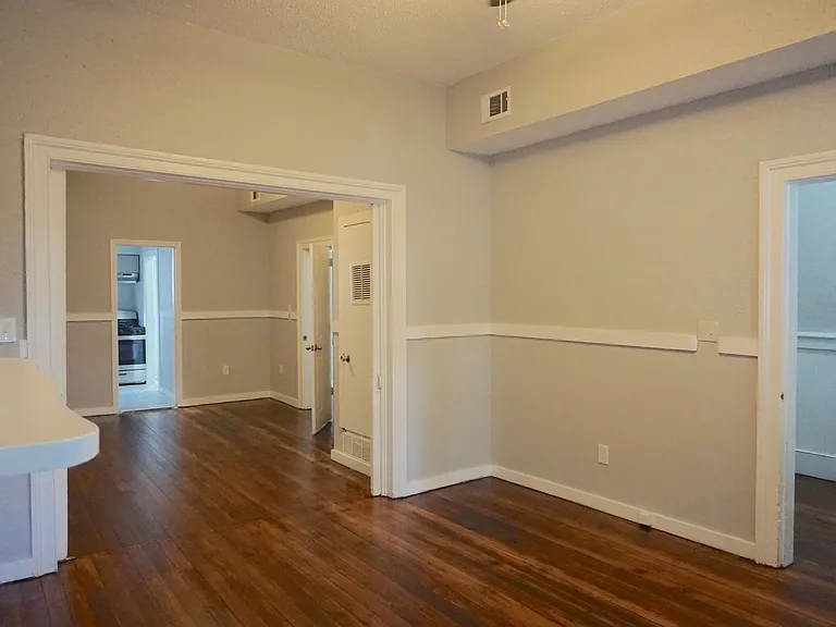 303 W Waldburg St — Photo 16