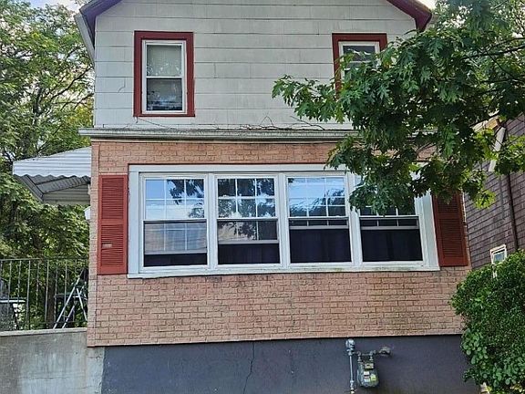 2nd image of 215 W 3Rd Ave