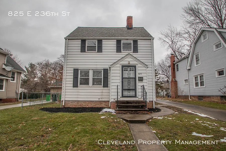 825 E 236th St photo 1