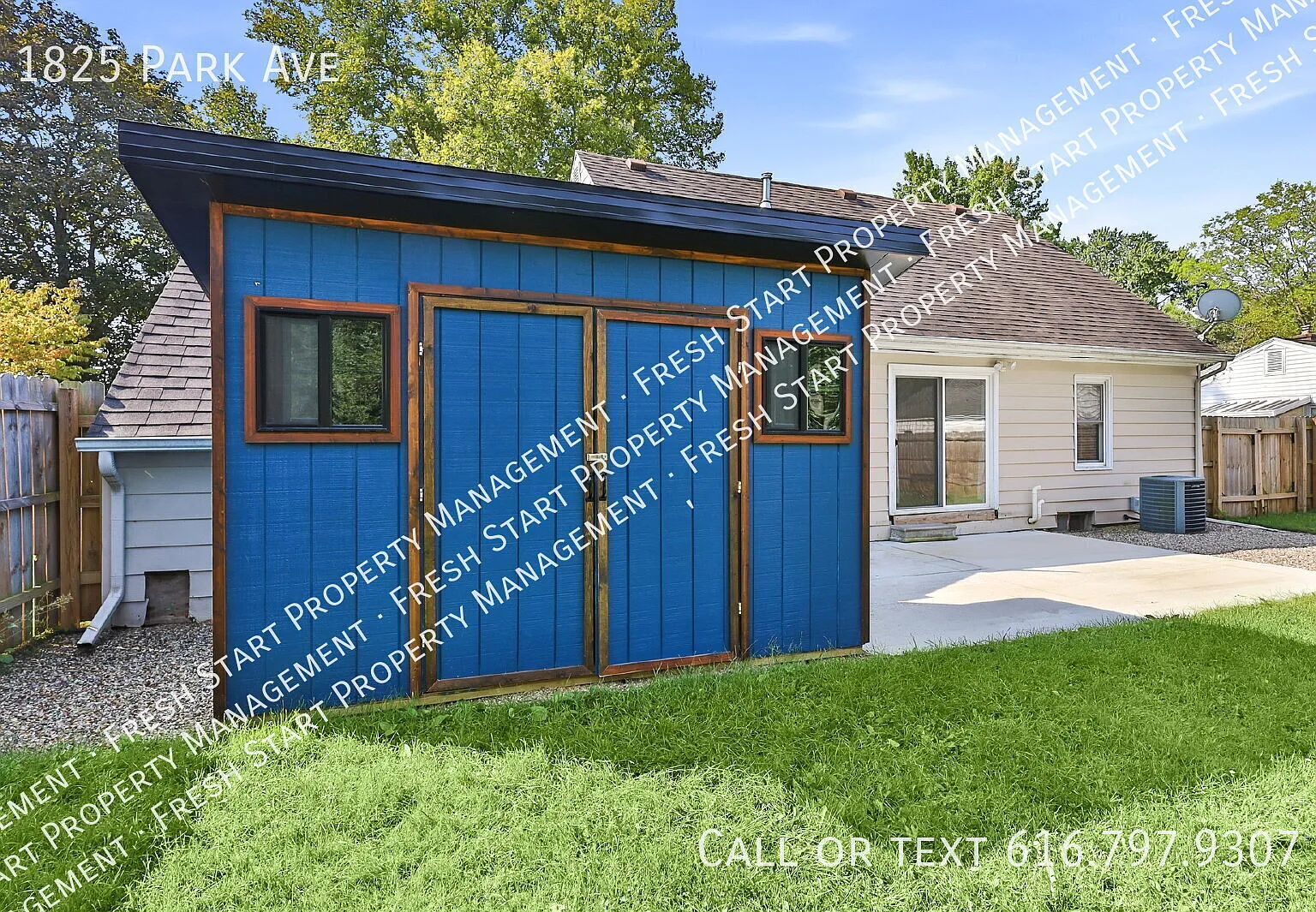 "Charming 3-Bedroom Retreat with 2 Full Baths on Park Ave, Kalamazoo!" — Photo 3