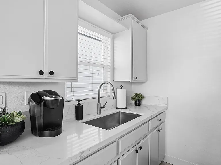 2606 Juan St — Photo 10