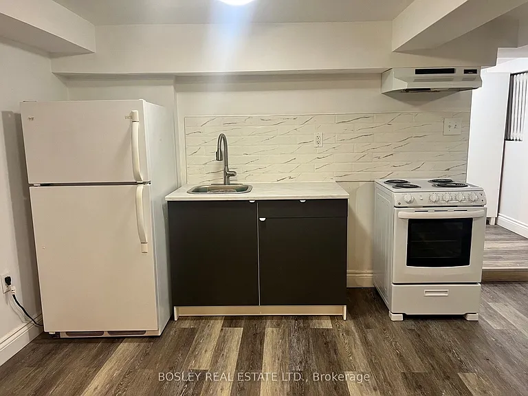15 Manor Rd E #BASEMENT — Photo 3