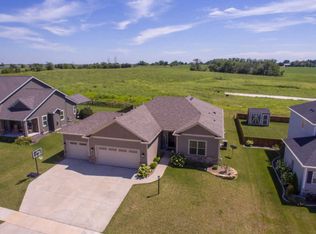 703 E Country Ridge Dr, Mahomet, IL 61853