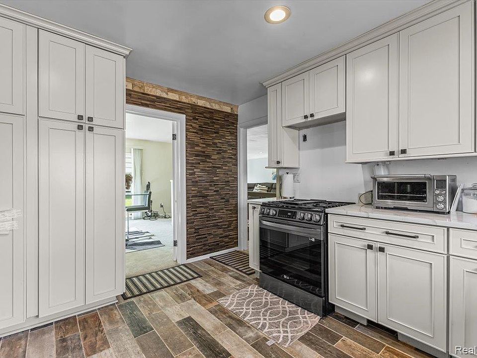 18131 Magnolia Ave, photo 6