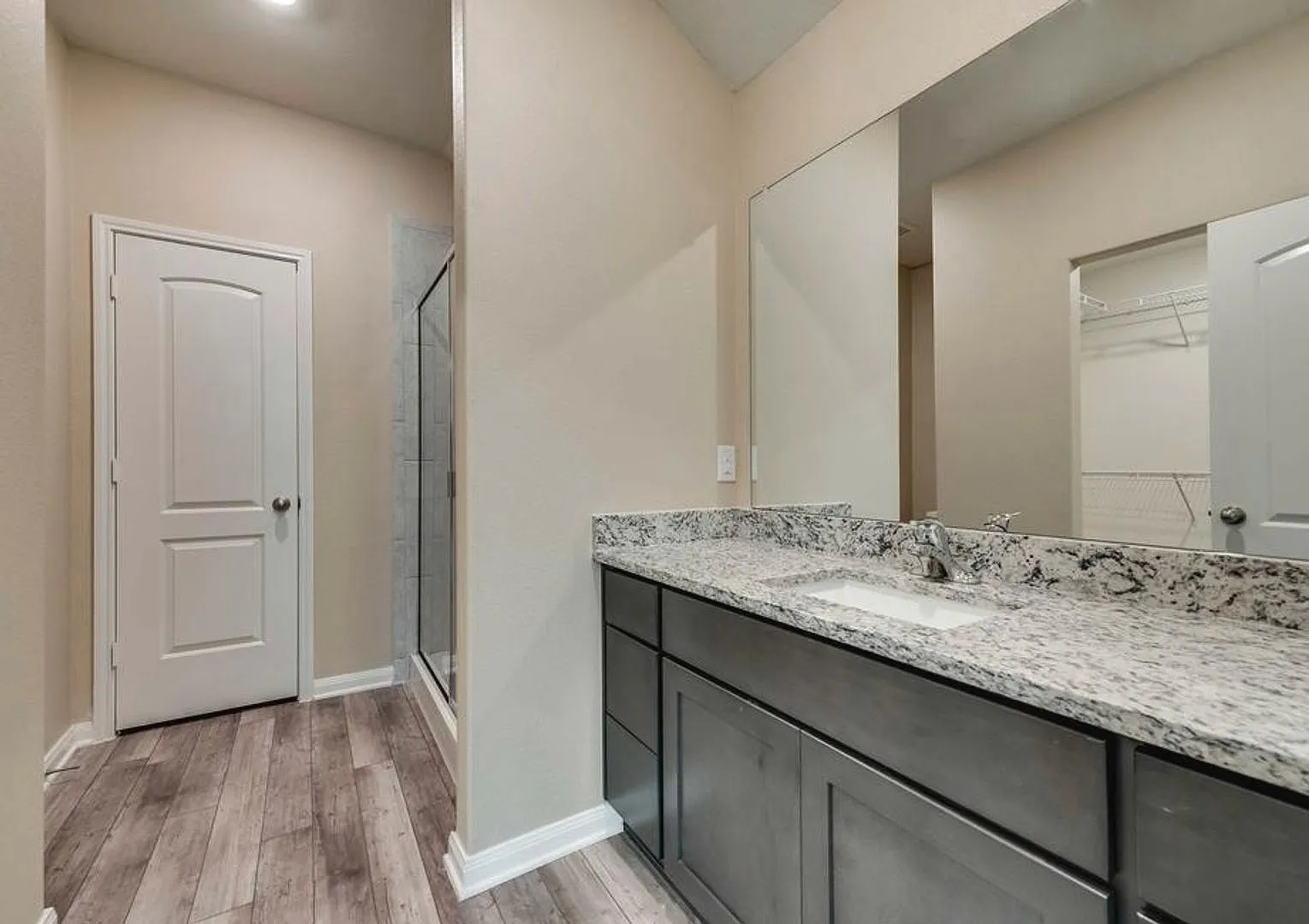 Modern 4-Bedroom Beauty with Huge Backyard — Photo 4