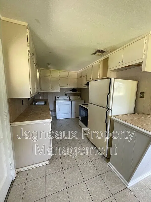3 bed, 1.0 bath, 1040 sqft, $1,000 — Photo 4