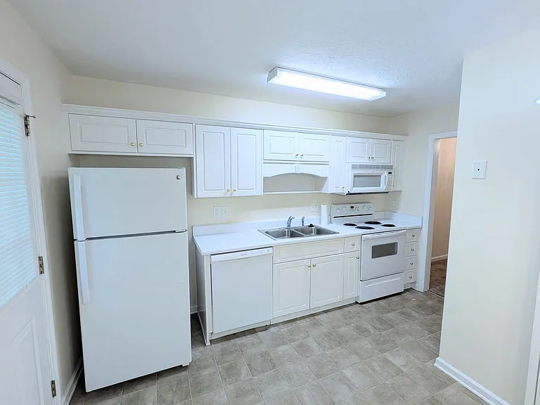526 Edgecliff Ln — Photo 5