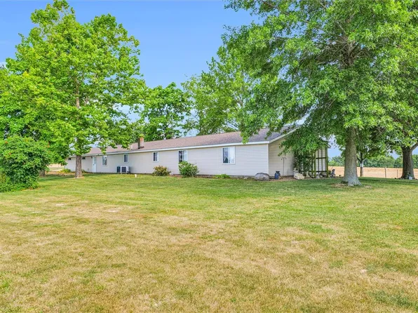 978 County Road 1400 Rd N, Lerna, IL 62440