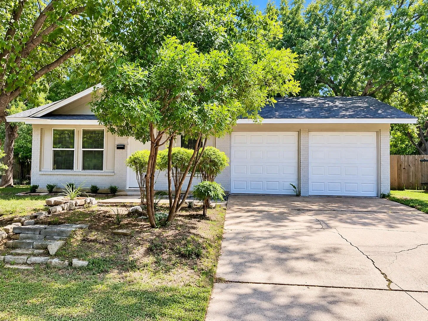 3 bed, 2.0 bath, 915 sqft, $2,200 — Photo 2