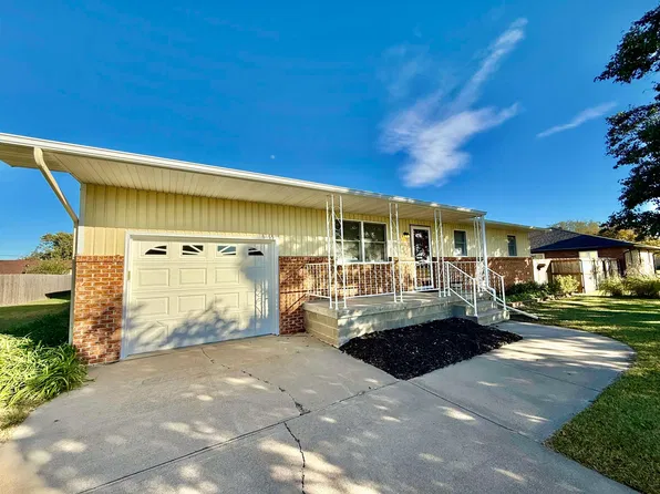 111 S Ash St, Russell, KS 67665
