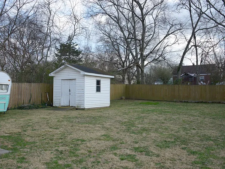 Backyard - Small shed w/ electricity