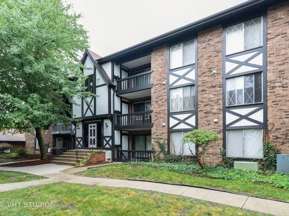 13628 Royal Ct APT 802, Crestwood, IL 60445