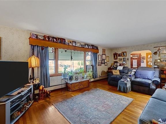 5th image of 136 Earl Ave