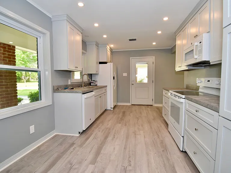 1309 Robinette Dr — Photo 6