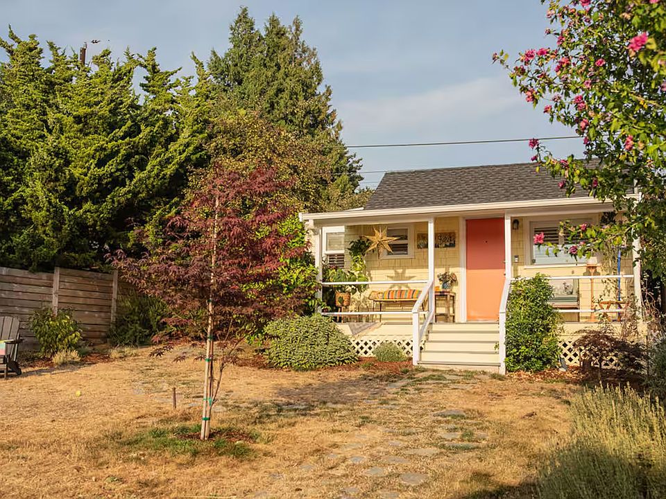 Fully fenced front yard