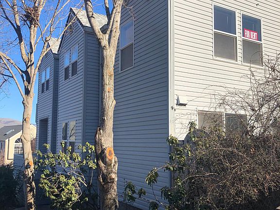 Side view of the entire townhouse.