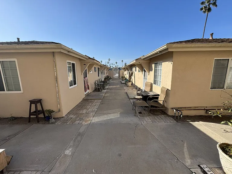 5058-68 Santa Monica Ave — Photo 6
