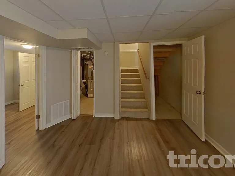 4470 Hollyridge Dr — Photo 13