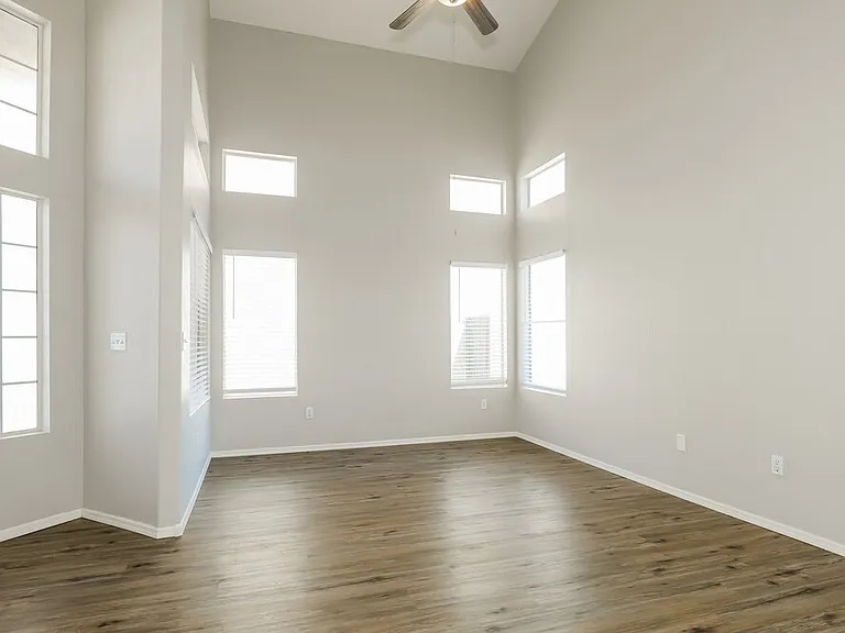 2151 E Briarwood Ter — Photo 4